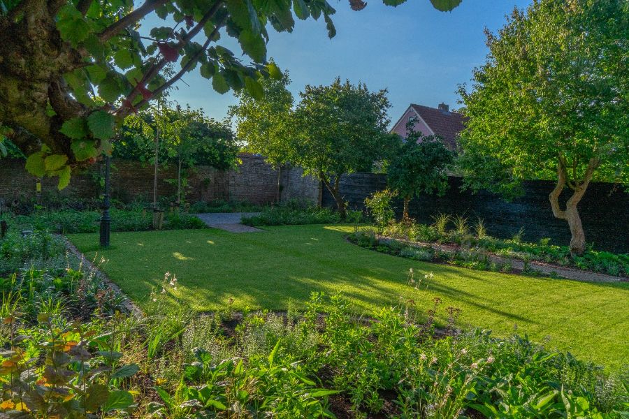 Achtertuin bij monumentale boerderij