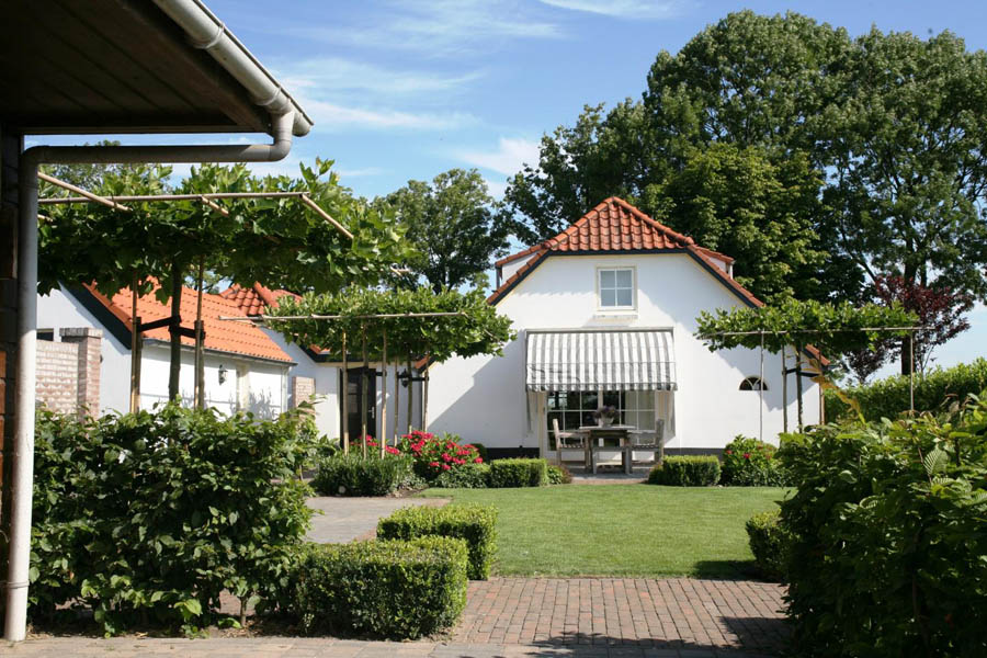 Landelijke tuin met kantoor en paardenstal