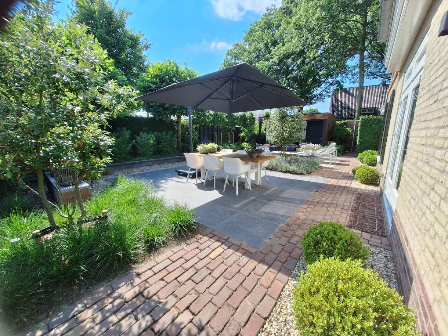 Relaxtuin bij vrijstaande woning in Wijchen - Dutch Quality Gardens Van Ooijen's Hoveniers